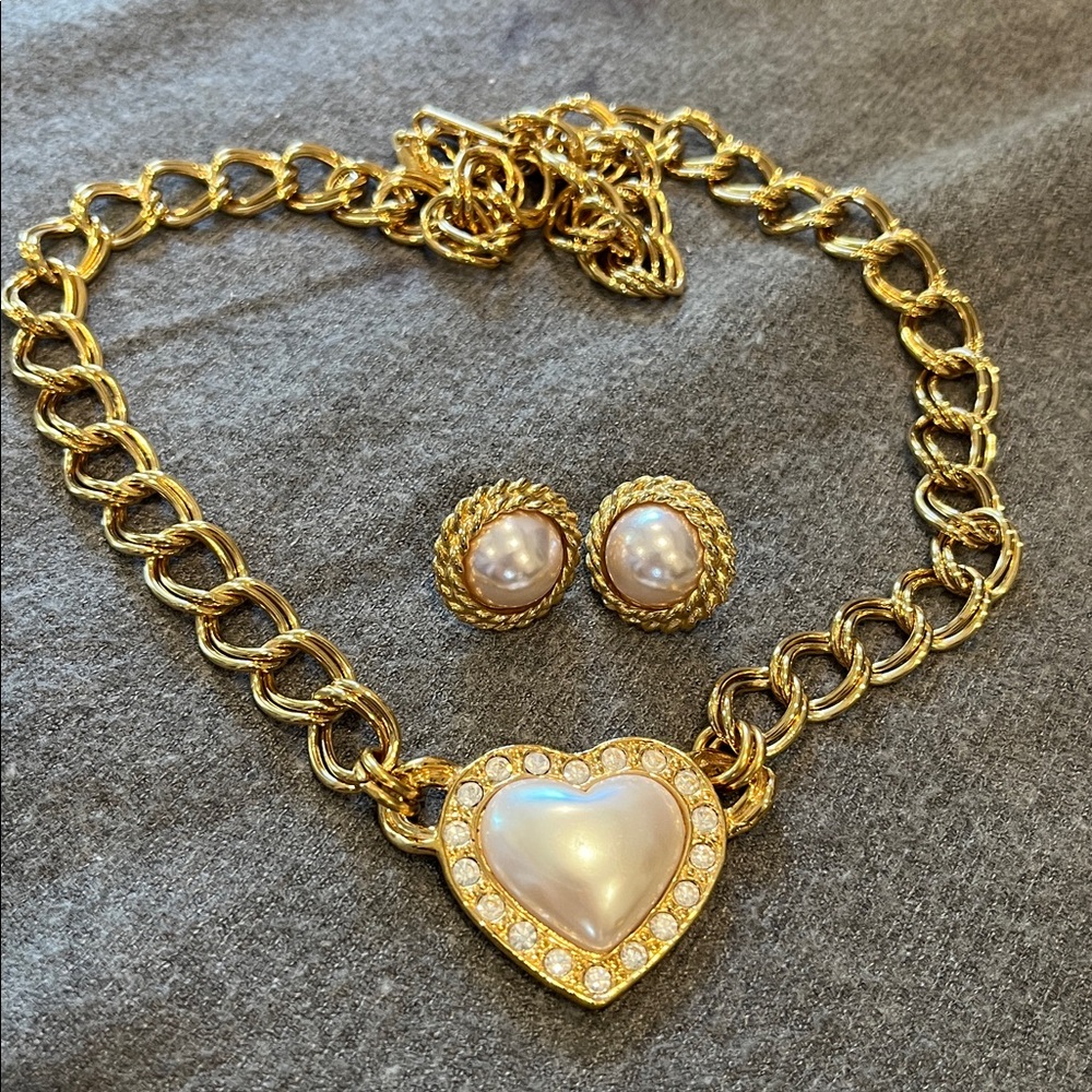๐ 2/$15 Avon Faux Pearl & Rhinestone Heart Necklace with Earrings - Picture 2 of 8